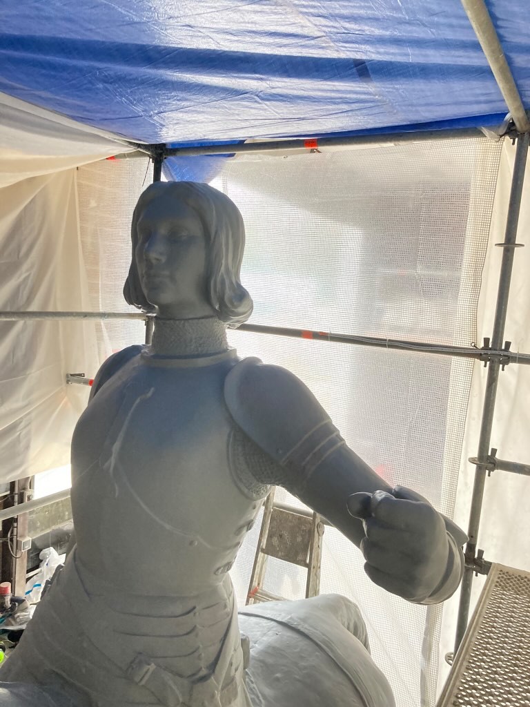 Atelier Giordani - Conservation - Restauration
Edifice – Mobilier - Sculpture – Objets d’art – Moulage –
Pierre, bois métal, polychromie et dorure - Dorure de la statue équestre de Jeanne d'Arc - Dorure à la mixtion - Microsablage du support
Application de la couche d'accroche
Application de la peinture ocre de préparation
Application de la mixtion
Pose de la feuille d'or libre et encollée et époussetage
Matage
