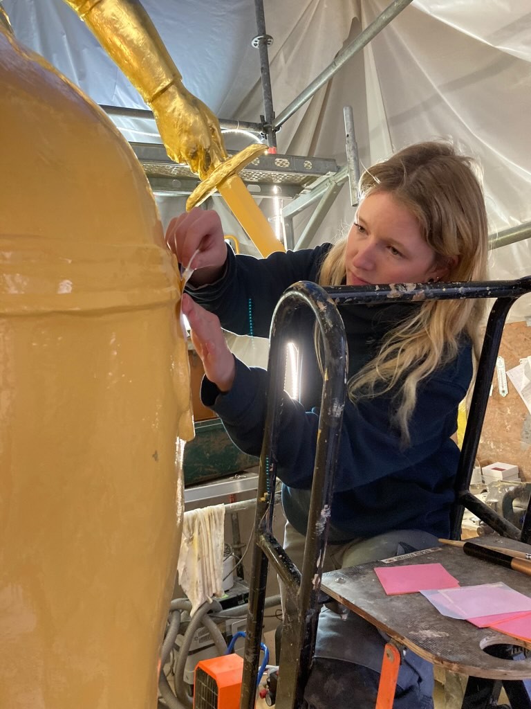 Atelier Giordani - Conservation - Restauration
Edifice – Mobilier - Sculpture – Objets d’art – Moulage –
Pierre, bois métal, polychromie et dorure - Dorure de la statue équestre de Jeanne d'Arc - Dorure à la mixtion - Microsablage du support
Application de la couche d'accroche
Application de la peinture ocre de préparation
Application de la mixtion
Pose de la feuille d'or libre et encollée et époussetage
Matage