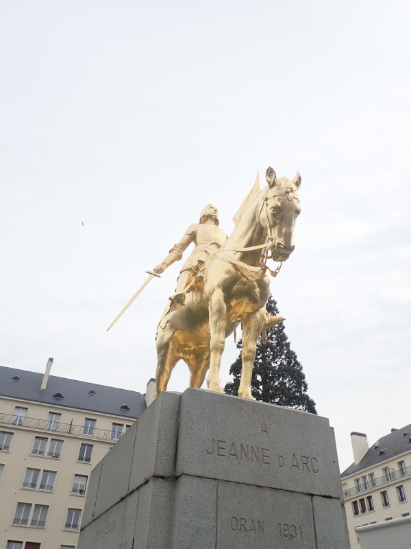 Atelier Giordani - Conservation - Restauration
Edifice – Mobilier - Sculpture – Objets d’art – Moulage –
Pierre, bois métal, polychromie et dorure - Dorure de la statue équestre de Jeanne d'Arc - Dorure à la mixtion - Microsablage du support
Application de la couche d'accroche
Application de la peinture ocre de préparation
Application de la mixtion
Pose de la feuille d'or libre et encollée et époussetage
Matage