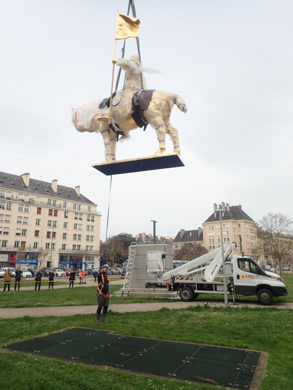 Atelier Giordani - Conservation - Restauration
Edifice – Mobilier - Sculpture – Objets d’art – Moulage –
Pierre, bois métal, polychromie et dorure - Dorure de la statue équestre de Jeanne d'Arc - Dorure à la mixtion - Microsablage du support
Application de la couche d'accroche
Application de la peinture ocre de préparation
Application de la mixtion
Pose de la feuille d'or libre et encollée et époussetage
Matage
