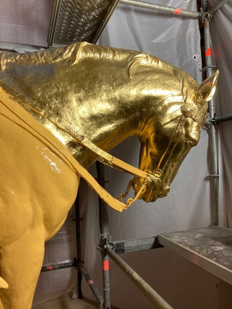 Atelier Giordani - Conservation - Restauration
Edifice – Mobilier - Sculpture – Objets d’art – Moulage –
Pierre, bois métal, polychromie et dorure - Dorure de la statue équestre de Jeanne d'Arc - Dorure à la mixtion - Microsablage du support
Application de la couche d'accroche
Application de la peinture ocre de préparation
Application de la mixtion
Pose de la feuille d'or libre et encollée et époussetage
Matage