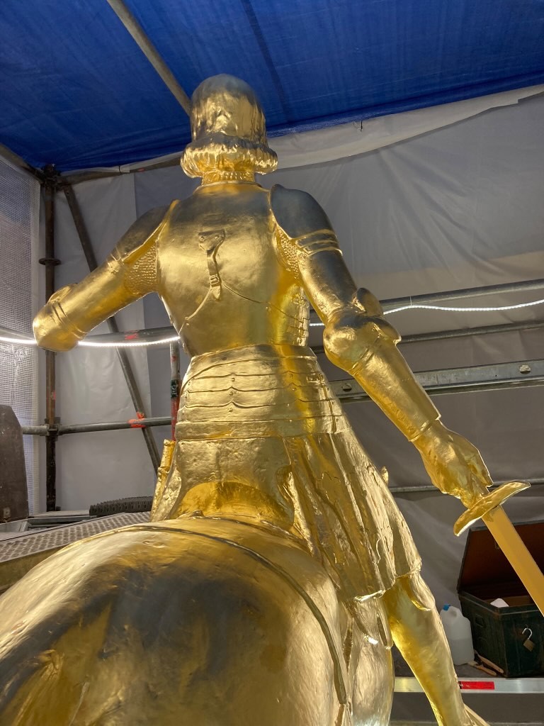 Atelier Giordani - Conservation - Restauration
Edifice – Mobilier - Sculpture – Objets d’art – Moulage –
Pierre, bois métal, polychromie et dorure - Dorure de la statue équestre de Jeanne d'Arc - Dorure à la mixtion - Microsablage du support
Application de la couche d'accroche
Application de la peinture ocre de préparation
Application de la mixtion
Pose de la feuille d'or libre et encollée et époussetage
Matage