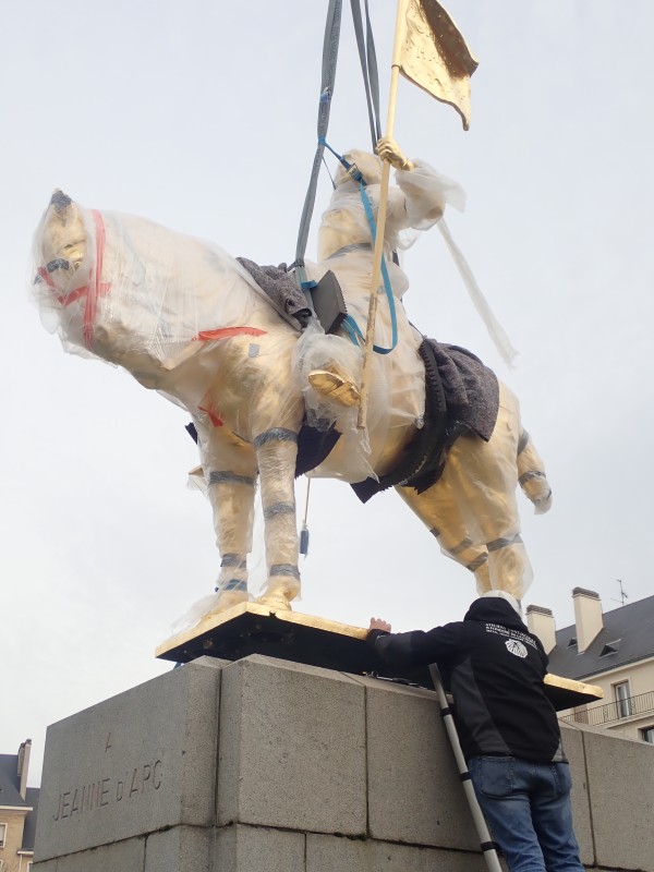 Atelier Giordani - Conservation - Restauration
Edifice – Mobilier - Sculpture – Objets d’art – Moulage –
Pierre, bois métal, polychromie et dorure - Dorure de la statue équestre de Jeanne d'Arc - Dorure à la mixtion - Microsablage du support
Application de la couche d'accroche
Application de la peinture ocre de préparation
Application de la mixtion
Pose de la feuille d'or libre et encollée et époussetage
Matage