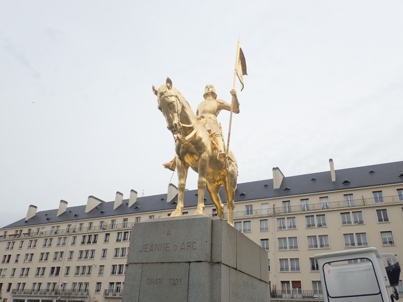 Atelier Giordani - Conservation - Restauration
Edifice – Mobilier - Sculpture – Objets d’art – Moulage –
Pierre, bois métal, polychromie et dorure - Dorure de la statue équestre de Jeanne d'Arc - Dorure à la mixtion - Microsablage du support
Application de la couche d'accroche
Application de la peinture ocre de préparation
Application de la mixtion
Pose de la feuille d'or libre et encollée et époussetage
Matage