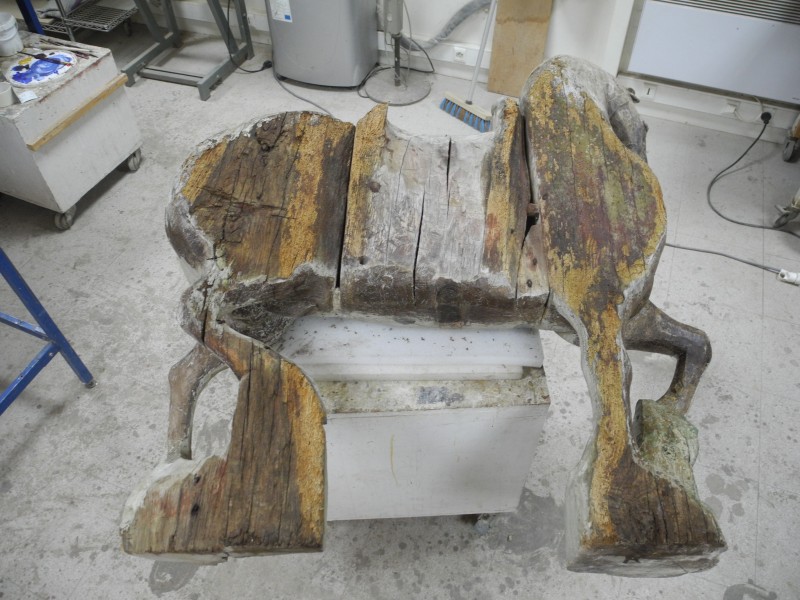 Atelier Giordani - Conservation - Restauration
Edifice – Mobilier - Sculpture – Objets d’art – Moulage –
Pierre, bois métal, polychromie et dorure - Consolidation et dégagement de la polychromie de la statue de Saint Georges - Dépose de la statue, dépoussiérage, nettoyage, et traitement des insectes xylophages par passage en machine d’anoxie dynamique (traitement par privation d’oxygène) - OPÉRATIONS RÉALISÉES : 

Consolidation chimique du support bois dégradé, révision et consolidation des assemblages, bouchages structuraux et greffes.

Réalisation d’une étude stratigraphique pour mettre en évidence les couches de polychromie anciennes, et dégagement de la couche sélectionnée par élimination des repeints au scalpel, sous lunettes binoculaires.

Refixage des vestiges polychromes dégagés, réintégrations de la polychromie et protection finale par mise en cire microcristalline.