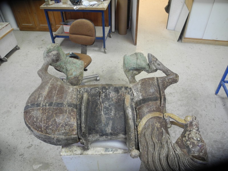 Atelier Giordani - Conservation - Restauration
Edifice – Mobilier - Sculpture – Objets d’art – Moulage –
Pierre, bois métal, polychromie et dorure - Consolidation et dégagement de la polychromie de la statue de Saint Georges - Dépose de la statue, dépoussiérage, nettoyage, et traitement des insectes xylophages par passage en machine d’anoxie dynamique (traitement par privation d’oxygène) - OPÉRATIONS RÉALISÉES : 

Consolidation chimique du support bois dégradé, révision et consolidation des assemblages, bouchages structuraux et greffes.

Réalisation d’une étude stratigraphique pour mettre en évidence les couches de polychromie anciennes, et dégagement de la couche sélectionnée par élimination des repeints au scalpel, sous lunettes binoculaires.

Refixage des vestiges polychromes dégagés, réintégrations de la polychromie et protection finale par mise en cire microcristalline.