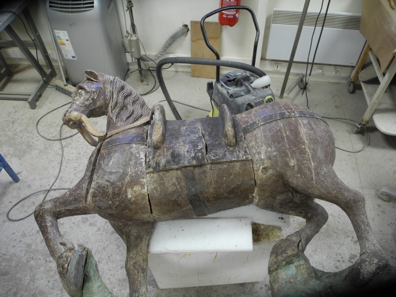 Atelier Giordani - Conservation - Restauration
Edifice – Mobilier - Sculpture – Objets d’art – Moulage –
Pierre, bois métal, polychromie et dorure - Consolidation et dégagement de la polychromie de la statue de Saint Georges - Dépose de la statue, dépoussiérage, nettoyage, et traitement des insectes xylophages par passage en machine d’anoxie dynamique (traitement par privation d’oxygène) - OPÉRATIONS RÉALISÉES : 

Consolidation chimique du support bois dégradé, révision et consolidation des assemblages, bouchages structuraux et greffes.

Réalisation d’une étude stratigraphique pour mettre en évidence les couches de polychromie anciennes, et dégagement de la couche sélectionnée par élimination des repeints au scalpel, sous lunettes binoculaires.

Refixage des vestiges polychromes dégagés, réintégrations de la polychromie et protection finale par mise en cire microcristalline.