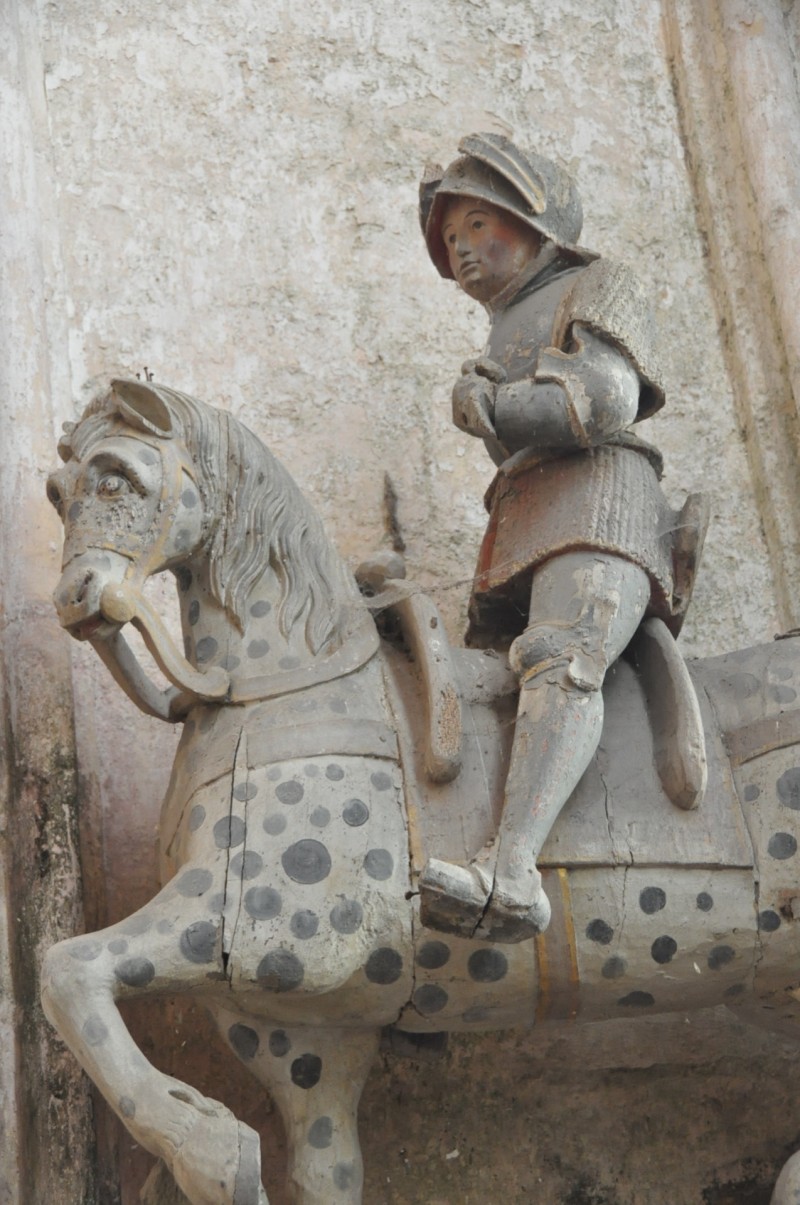 Atelier Giordani - Conservation - Restauration
Edifice – Mobilier - Sculpture – Objets d’art – Moulage –
Pierre, bois métal, polychromie et dorure - Consolidation et dégagement de la polychromie de la statue de Saint Georges - Dépose de la statue, dépoussiérage, nettoyage, et traitement des insectes xylophages par passage en machine d’anoxie dynamique (traitement par privation d’oxygène) - OPÉRATIONS RÉALISÉES : 

Consolidation chimique du support bois dégradé, révision et consolidation des assemblages, bouchages structuraux et greffes.

Réalisation d’une étude stratigraphique pour mettre en évidence les couches de polychromie anciennes, et dégagement de la couche sélectionnée par élimination des repeints au scalpel, sous lunettes binoculaires.

Refixage des vestiges polychromes dégagés, réintégrations de la polychromie et protection finale par mise en cire microcristalline.