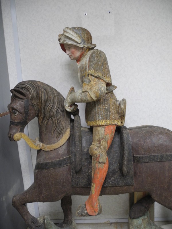 Atelier Giordani - Conservation - Restauration
Edifice – Mobilier - Sculpture – Objets d’art – Moulage –
Pierre, bois métal, polychromie et dorure - Consolidation et dégagement de la polychromie de la statue de Saint Georges - Dépose de la statue, dépoussiérage, nettoyage, et traitement des insectes xylophages par passage en machine d’anoxie dynamique (traitement par privation d’oxygène) - OPÉRATIONS RÉALISÉES : 

Consolidation chimique du support bois dégradé, révision et consolidation des assemblages, bouchages structuraux et greffes.

Réalisation d’une étude stratigraphique pour mettre en évidence les couches de polychromie anciennes, et dégagement de la couche sélectionnée par élimination des repeints au scalpel, sous lunettes binoculaires.

Refixage des vestiges polychromes dégagés, réintégrations de la polychromie et protection finale par mise en cire microcristalline.