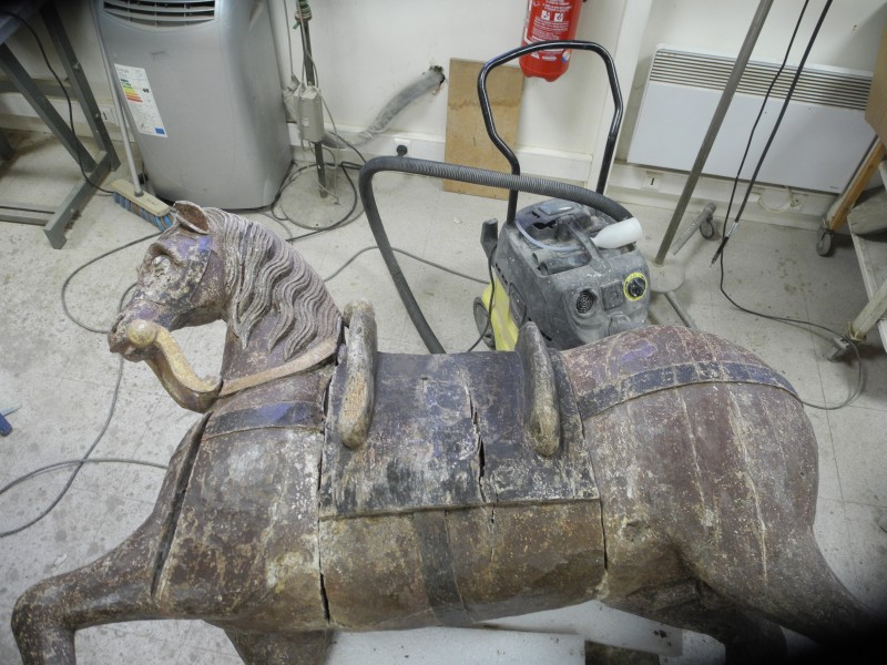 Atelier Giordani - Conservation - Restauration
Edifice – Mobilier - Sculpture – Objets d’art – Moulage –
Pierre, bois métal, polychromie et dorure - Consolidation et dégagement de la polychromie de la statue de Saint Georges - Dépose de la statue, dépoussiérage, nettoyage, et traitement des insectes xylophages par passage en machine d’anoxie dynamique (traitement par privation d’oxygène) - OPÉRATIONS RÉALISÉES : 

Consolidation chimique du support bois dégradé, révision et consolidation des assemblages, bouchages structuraux et greffes.

Réalisation d’une étude stratigraphique pour mettre en évidence les couches de polychromie anciennes, et dégagement de la couche sélectionnée par élimination des repeints au scalpel, sous lunettes binoculaires.

Refixage des vestiges polychromes dégagés, réintégrations de la polychromie et protection finale par mise en cire microcristalline.