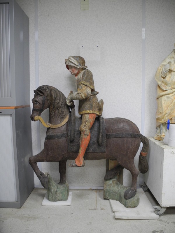 Atelier Giordani - Conservation - Restauration
Edifice – Mobilier - Sculpture – Objets d’art – Moulage –
Pierre, bois métal, polychromie et dorure - Consolidation et dégagement de la polychromie de la statue de Saint Georges - Dépose de la statue, dépoussiérage, nettoyage, et traitement des insectes xylophages par passage en machine d’anoxie dynamique (traitement par privation d’oxygène) - OPÉRATIONS RÉALISÉES : 

Consolidation chimique du support bois dégradé, révision et consolidation des assemblages, bouchages structuraux et greffes.

Réalisation d’une étude stratigraphique pour mettre en évidence les couches de polychromie anciennes, et dégagement de la couche sélectionnée par élimination des repeints au scalpel, sous lunettes binoculaires.

Refixage des vestiges polychromes dégagés, réintégrations de la polychromie et protection finale par mise en cire microcristalline.