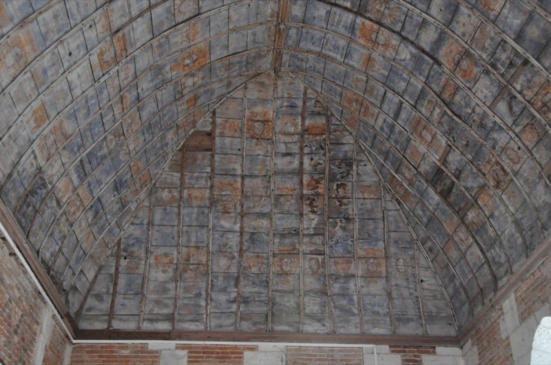 Atelier Giordani - Conservation - Restauration
Edifice – Mobilier - Sculpture – Objets d’art – Moulage –
Pierre, bois métal, polychromie et dorure - Conservation / restauration de la voûte en bois peinte - Voûte peinte avec décor doré - OPÉRATIONS RÉALISÉES
- Échafaudage et dépose de l’ensemble
- Greffes et compléments
- Consolidation des bois
- Dépoussiérage et nettoyage
- Masticage et réintégration minimale
- Harmonisation
- Couche de protection
- Repose