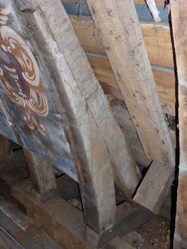 Atelier Giordani - Conservation - Restauration
Edifice – Mobilier - Sculpture – Objets d’art – Moulage –
Pierre, bois métal, polychromie et dorure - Conservation / restauration de la voûte en bois peinte - Voûte peinte avec décor doré - OPÉRATIONS RÉALISÉES
- Échafaudage et dépose de l’ensemble
- Greffes et compléments
- Consolidation des bois
- Dépoussiérage et nettoyage
- Masticage et réintégration minimale
- Harmonisation
- Couche de protection
- Repose