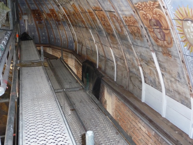 Atelier Giordani - Conservation - Restauration
Edifice – Mobilier - Sculpture – Objets d’art – Moulage –
Pierre, bois métal, polychromie et dorure - Conservation / restauration de la voûte en bois peinte - Voûte peinte avec décor doré - OPÉRATIONS RÉALISÉES
- Échafaudage et dépose de l’ensemble
- Greffes et compléments
- Consolidation des bois
- Dépoussiérage et nettoyage
- Masticage et réintégration minimale
- Harmonisation
- Couche de protection
- Repose