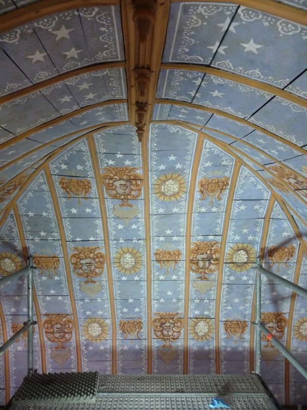 Atelier Giordani - Conservation - Restauration
Edifice – Mobilier - Sculpture – Objets d’art – Moulage –
Pierre, bois métal, polychromie et dorure - Conservation / restauration de la voûte en bois peinte - Voûte peinte avec décor doré - OPÉRATIONS RÉALISÉES
- Échafaudage et dépose de l’ensemble
- Greffes et compléments
- Consolidation des bois
- Dépoussiérage et nettoyage
- Masticage et réintégration minimale
- Harmonisation
- Couche de protection
- Repose