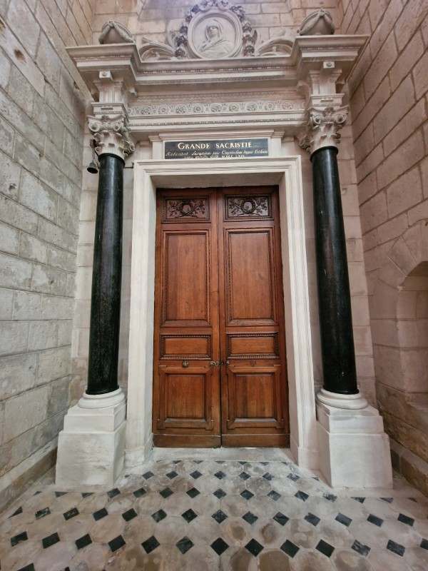 Atelier Giordani - Conservation - Restauration
Edifice – Mobilier - Sculpture – Objets d’art – Moulage –
Pierre, bois métal, polychromie et dorure - Conservation restauration de l'ensemble architectural de la porte de la sacristie de la Cathédrale Saint Gervais - Pierre calcaire et marbre avec dorure - - Dessalement avec des compresses de pulpe de cellulose
- Nettoyage du marbre à l’aide d’un vaporetto
- Nettoyage de la pierre avec un film Latex pelable
- Consolidation par infiltration
- Ragréage avec un mortier de type Altar
- Harmonisation du fronton et des pots à flammes
- Reprise ponctuelle des lettrages à la feuille d’or
- Lustrage du marbre au chiffon doux