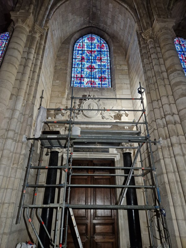 Atelier Giordani - Conservation - Restauration
Edifice – Mobilier - Sculpture – Objets d’art – Moulage –
Pierre, bois métal, polychromie et dorure - Conservation restauration de l'ensemble architectural de la porte de la sacristie de la Cathédrale Saint Gervais - Pierre calcaire et marbre avec dorure - - Dessalement avec des compresses de pulpe de cellulose
- Nettoyage du marbre à l’aide d’un vaporetto
- Nettoyage de la pierre avec un film Latex pelable
- Consolidation par infiltration
- Ragréage avec un mortier de type Altar
- Harmonisation du fronton et des pots à flammes
- Reprise ponctuelle des lettrages à la feuille d’or
- Lustrage du marbre au chiffon doux