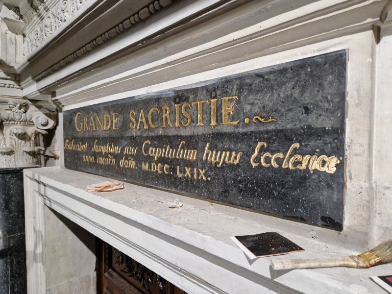 Atelier Giordani - Conservation - Restauration
Edifice – Mobilier - Sculpture – Objets d’art – Moulage –
Pierre, bois métal, polychromie et dorure - Conservation restauration de l'ensemble architectural de la porte de la sacristie de la Cathédrale Saint Gervais - Pierre calcaire et marbre avec dorure - - Dessalement avec des compresses de pulpe de cellulose
- Nettoyage du marbre à l’aide d’un vaporetto
- Nettoyage de la pierre avec un film Latex pelable
- Consolidation par infiltration
- Ragréage avec un mortier de type Altar
- Harmonisation du fronton et des pots à flammes
- Reprise ponctuelle des lettrages à la feuille d’or
- Lustrage du marbre au chiffon doux
