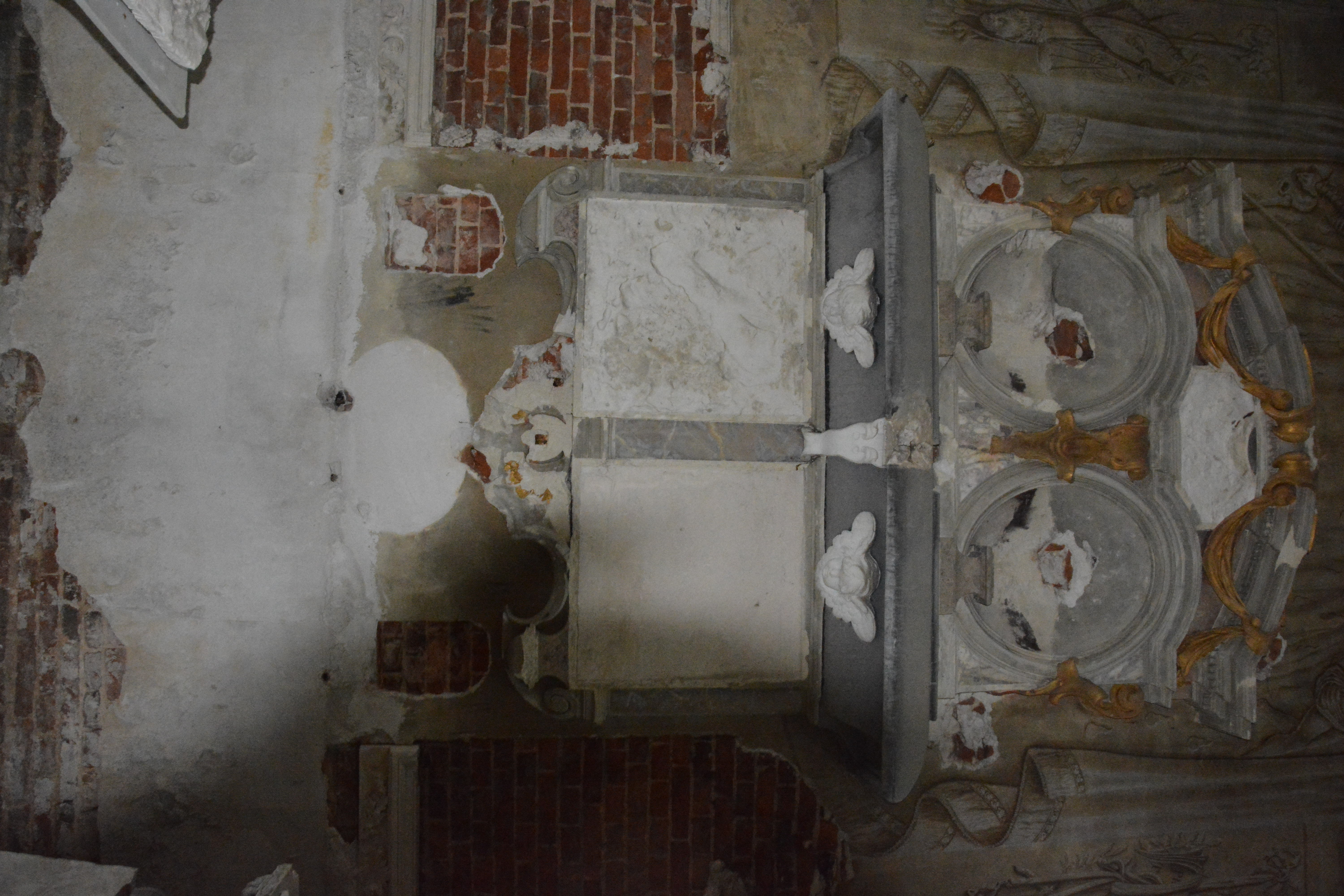 Atelier Giordani - Conservation - Restauration
Edifice – Mobilier - Sculpture – Objets d’art – Moulage –
Pierre, bois métal, polychromie et dorure - Conservation restauration de la Chapelle mortuaire de l'Eglise Sainte Cécile - Maçonnerie et plâtre
décors peint
Dorure - ENDUITS MURAUX PEINTS: 
Consolidation des enduits muraux
Dévernissage et nettoyage des peintures murales 
Refixage des écailles pulvérulentes de polychromie 
Comblement des fissurations et manques au niveau des enduits muraux
Réintégration colorée

STATUE SAINT EVEQUE: 
Dépoussiérage et traitement insecticide
Consolidation du bois et des assemblages 
Nettoyage de la crasse indurée en surface 
Réintégration des éléments mobiles
Comblement et masticage des manques et lacunes 
Réintégration colorée et de dorure

MAUSOLE ET AUTEL: 
Consolidation chimique de la pierre fragilisée
Nettoyage des surfaces
Assemblage et collage des éléments mobiles et déchus 
Moulage des bustes et putti manquants
Comblements des manques, bouchages et ragréage de finitions
Retouches colorées et de dorures, lustrage
Repose des bas-reliefs et table d'autel traités en atelier