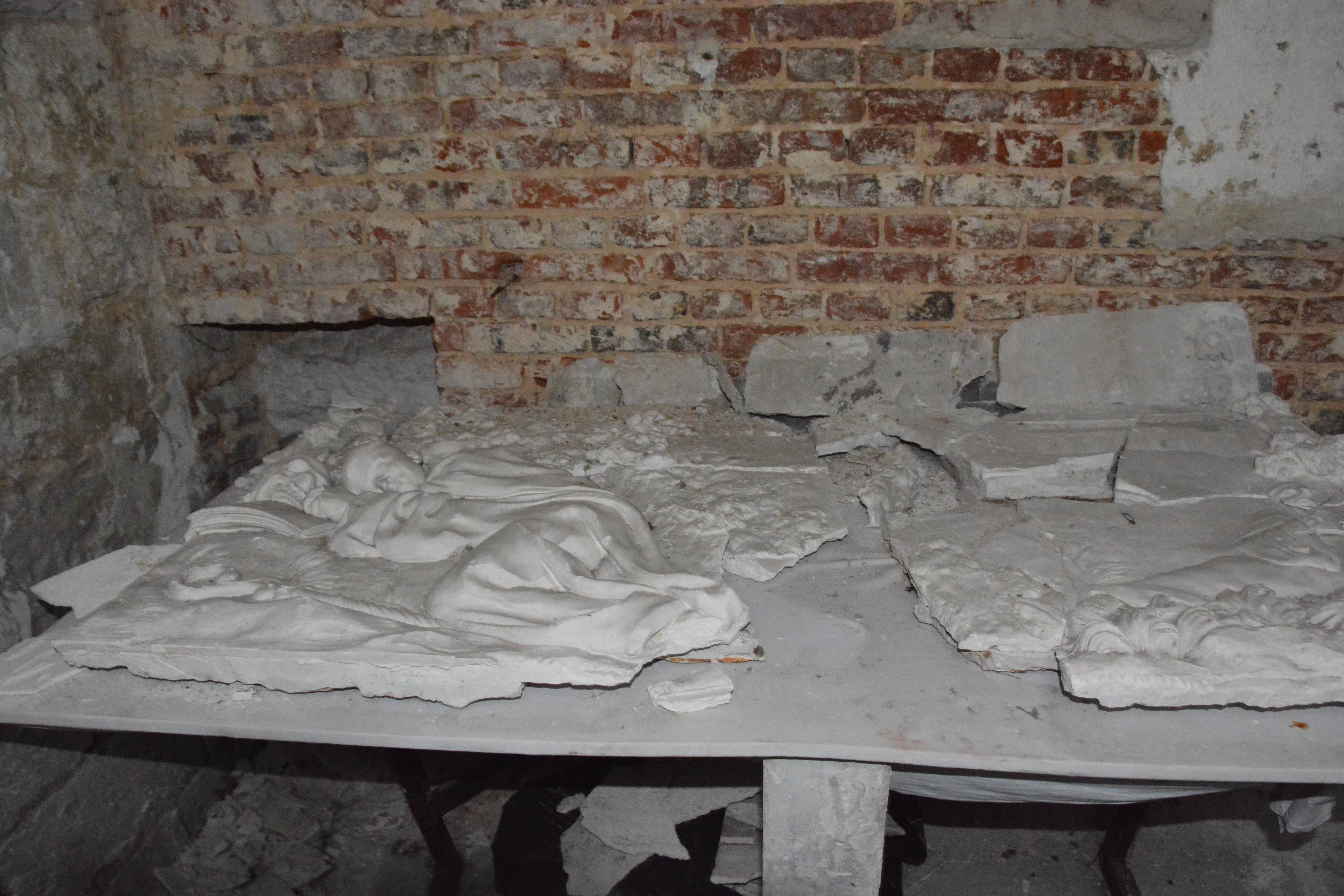 Atelier Giordani - Conservation - Restauration
Edifice – Mobilier - Sculpture – Objets d’art – Moulage –
Pierre, bois métal, polychromie et dorure - Conservation restauration de la Chapelle mortuaire de l'Eglise Sainte Cécile - Maçonnerie et plâtre
décors peint
Dorure - ENDUITS MURAUX PEINTS: 
Consolidation des enduits muraux
Dévernissage et nettoyage des peintures murales 
Refixage des écailles pulvérulentes de polychromie 
Comblement des fissurations et manques au niveau des enduits muraux
Réintégration colorée

STATUE SAINT EVEQUE: 
Dépoussiérage et traitement insecticide
Consolidation du bois et des assemblages 
Nettoyage de la crasse indurée en surface 
Réintégration des éléments mobiles
Comblement et masticage des manques et lacunes 
Réintégration colorée et de dorure

MAUSOLE ET AUTEL: 
Consolidation chimique de la pierre fragilisée
Nettoyage des surfaces
Assemblage et collage des éléments mobiles et déchus 
Moulage des bustes et putti manquants
Comblements des manques, bouchages et ragréage de finitions
Retouches colorées et de dorures, lustrage
Repose des bas-reliefs et table d'autel traités en atelier