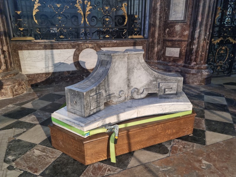 Atelier Giordani - Conservation - Restauration
Edifice – Mobilier - Sculpture – Objets d’art – Moulage –
Pierre, bois métal, polychromie et dorure - Conservation restauration du lutrin en marbre et fer forgé de la Cathédrale de Beauvais - Fer forgé, marbre gris et bois - - Dépoussiérage soigneux
- Traitement biocide 
- Nettoyage par application d'un gel latex
- Purge des anciennes restaurations
- Goujonnage des éléments entre eux, collage et reconstitution du pied en marbre
- Ragréage et rejointoiements
- Harmonisation 
- Cirage de protection
- Création sur mesure à la demande d'un socle roulant en bois