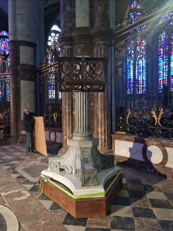 Atelier Giordani - Conservation - Restauration
Edifice – Mobilier - Sculpture – Objets d’art – Moulage –
Pierre, bois métal, polychromie et dorure - Conservation restauration du lutrin en marbre et fer forgé de la Cathédrale de Beauvais - Fer forgé, marbre gris et bois - - Dépoussiérage soigneux
- Traitement biocide 
- Nettoyage par application d'un gel latex
- Purge des anciennes restaurations
- Goujonnage des éléments entre eux, collage et reconstitution du pied en marbre
- Ragréage et rejointoiements
- Harmonisation 
- Cirage de protection
- Création sur mesure à la demande d'un socle roulant en bois