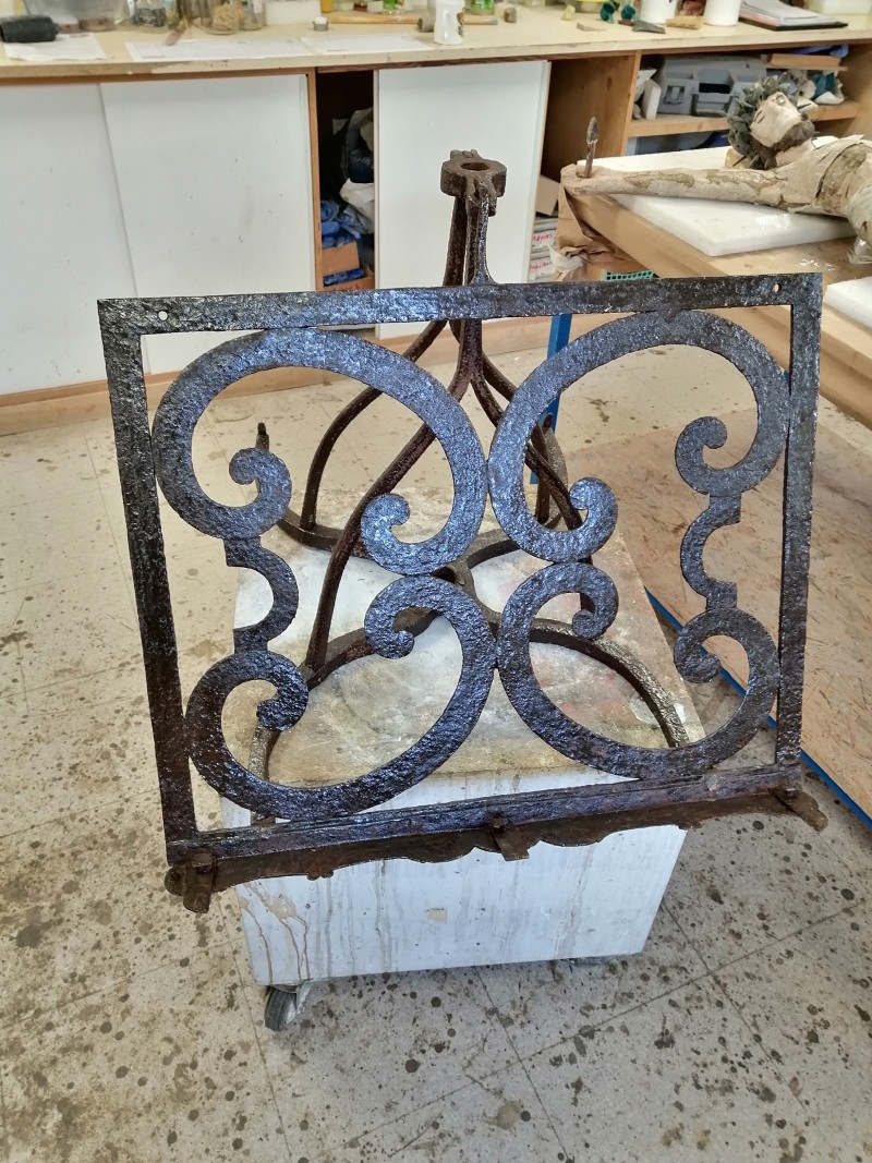 Atelier Giordani - Conservation - Restauration
Edifice – Mobilier - Sculpture – Objets d’art – Moulage –
Pierre, bois métal, polychromie et dorure - Conservation restauration du lutrin en marbre et fer forgé de la Cathédrale de Beauvais - Fer forgé, marbre gris et bois - - Dépoussiérage soigneux
- Traitement biocide 
- Nettoyage par application d'un gel latex
- Purge des anciennes restaurations
- Goujonnage des éléments entre eux, collage et reconstitution du pied en marbre
- Ragréage et rejointoiements
- Harmonisation 
- Cirage de protection
- Création sur mesure à la demande d'un socle roulant en bois