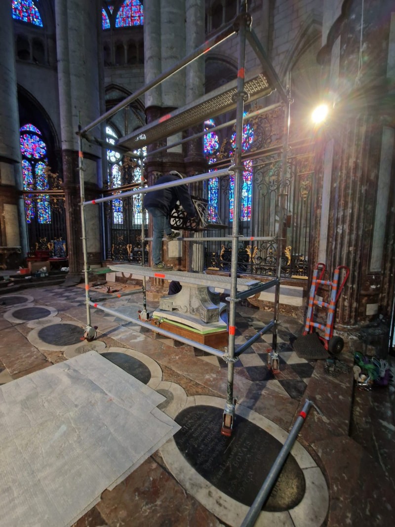 Atelier Giordani - Conservation - Restauration
Edifice – Mobilier - Sculpture – Objets d’art – Moulage –
Pierre, bois métal, polychromie et dorure - Conservation restauration du lutrin en marbre et fer forgé de la Cathédrale de Beauvais - Fer forgé, marbre gris et bois - - Dépoussiérage soigneux
- Traitement biocide 
- Nettoyage par application d'un gel latex
- Purge des anciennes restaurations
- Goujonnage des éléments entre eux, collage et reconstitution du pied en marbre
- Ragréage et rejointoiements
- Harmonisation 
- Cirage de protection
- Création sur mesure à la demande d'un socle roulant en bois