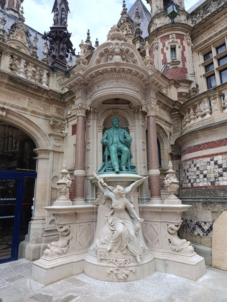 Atelier Giordani - Conservation - Restauration
Edifice – Mobilier - Sculpture – Objets d’art – Moulage –
Pierre, bois métal, polychromie et dorure - Conservation restauration du monument Alexandre Legrand au Palais des Bénédictines - Pierre, statue et pinacle en bronze - Traitement biocide
Nettoyage par microsablage sur le support pierreux
Nettoyage par application de compresses de pulpe de cellulose avec agent complexant EDTA 
Restitution des manques par prises d'empreintes en élastomère et tirés au mortier Altar
Greffe d'un chapiteau
Ragréage des lacunes au mortier Altar
Patine d'harmonisation du support pierreux

Nettoyage de la statue en bronze par microabrasion
Réalisation d'une patine vert-de-gris
Cirage

Nettoyage par microabrasion sur pinacle en bronze
Passivation du support
Cirage