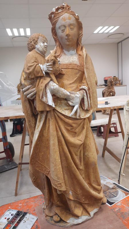 Atelier Giordani - Conservation - Restauration
Edifice – Mobilier - Sculpture – Objets d’art – Moulage –
Pierre, bois métal, polychromie et dorure - Dégagement d'une statue de Vierge à l'enfant en pierre calcaire - Pierre calcaire polychrome - - Transport aller/retour en atelier
- Dépoussiérage et nettoyage
- Etude stratigraphique avec réalisation de sondages stratigraphiques
- Consolidation du support
- Restitution des lacunes
- Scellement de la tête de la vierge
- Restitution doigt de la main gauche et des éléments de la couronne non hypothétiques
- Dégagement des surpeints par action mécanique sous lunettes binoculaires
- Refixage de la polychromie
- Retouche de polychromie et dorure