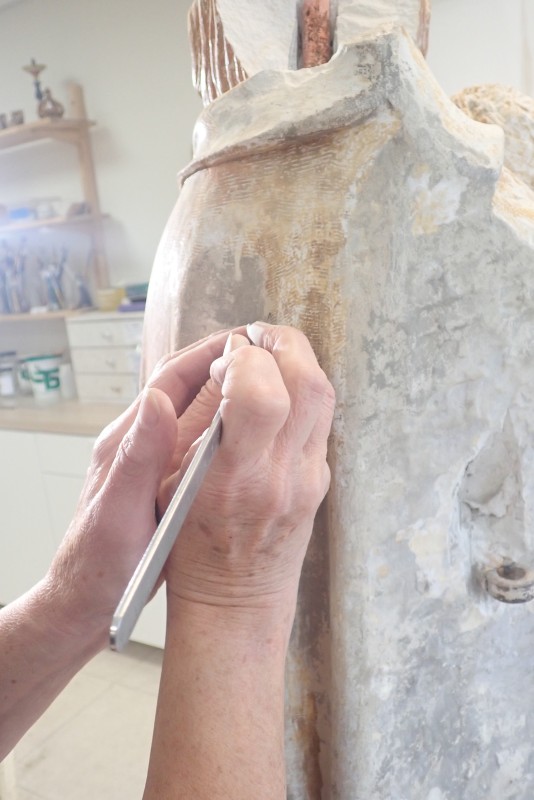 Atelier Giordani - Conservation - Restauration
Edifice – Mobilier - Sculpture – Objets d’art – Moulage –
Pierre, bois métal, polychromie et dorure - Dégagement d'une statue de Vierge à l'enfant en pierre calcaire - Pierre calcaire polychrome - - Transport aller/retour en atelier
- Dépoussiérage et nettoyage
- Etude stratigraphique avec réalisation de sondages stratigraphiques
- Consolidation du support
- Restitution des lacunes
- Scellement de la tête de la vierge
- Restitution doigt de la main gauche et des éléments de la couronne non hypothétiques
- Dégagement des surpeints par action mécanique sous lunettes binoculaires
- Refixage de la polychromie
- Retouche de polychromie et dorure
