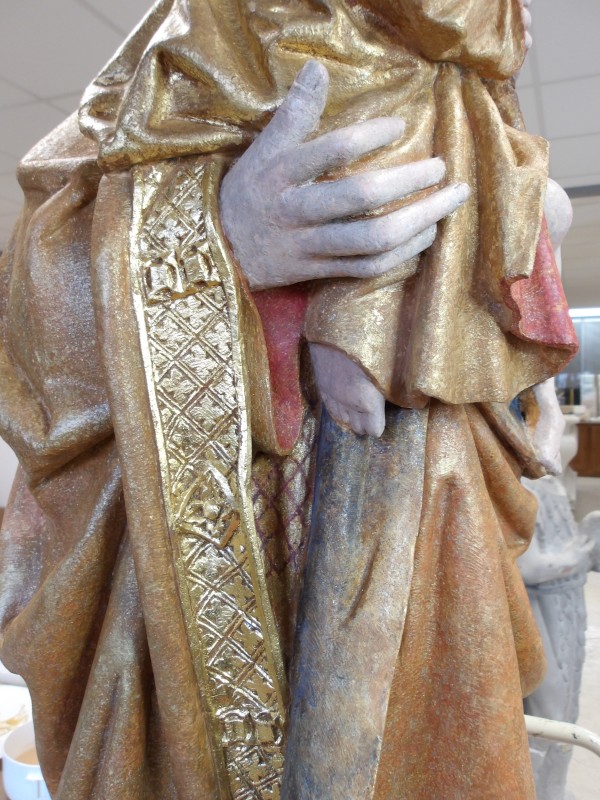 Atelier Giordani - Conservation - Restauration
Edifice – Mobilier - Sculpture – Objets d’art – Moulage –
Pierre, bois métal, polychromie et dorure - Dégagement d'une statue de Vierge à l'enfant en pierre calcaire - Pierre calcaire polychrome - - Transport aller/retour en atelier
- Dépoussiérage et nettoyage
- Etude stratigraphique avec réalisation de sondages stratigraphiques
- Consolidation du support
- Restitution des lacunes
- Scellement de la tête de la vierge
- Restitution doigt de la main gauche et des éléments de la couronne non hypothétiques
- Dégagement des surpeints par action mécanique sous lunettes binoculaires
- Refixage de la polychromie
- Retouche de polychromie et dorure