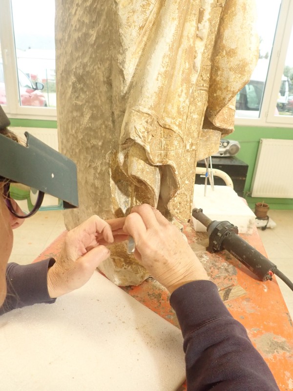 Atelier Giordani - Conservation - Restauration
Edifice – Mobilier - Sculpture – Objets d’art – Moulage –
Pierre, bois métal, polychromie et dorure - Dégagement d'une statue de Vierge à l'enfant en pierre calcaire - Pierre calcaire polychrome - - Transport aller/retour en atelier
- Dépoussiérage et nettoyage
- Etude stratigraphique avec réalisation de sondages stratigraphiques
- Consolidation du support
- Restitution des lacunes
- Scellement de la tête de la vierge
- Restitution doigt de la main gauche et des éléments de la couronne non hypothétiques
- Dégagement des surpeints par action mécanique sous lunettes binoculaires
- Refixage de la polychromie
- Retouche de polychromie et dorure