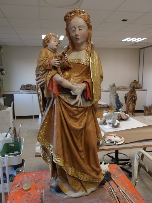 Atelier Giordani - Conservation - Restauration
Edifice – Mobilier - Sculpture – Objets d’art – Moulage –
Pierre, bois métal, polychromie et dorure - Dégagement d'une statue de Vierge à l'enfant en pierre calcaire - Pierre calcaire polychrome - - Transport aller/retour en atelier
- Dépoussiérage et nettoyage
- Etude stratigraphique avec réalisation de sondages stratigraphiques
- Consolidation du support
- Restitution des lacunes
- Scellement de la tête de la vierge
- Restitution doigt de la main gauche et des éléments de la couronne non hypothétiques
- Dégagement des surpeints par action mécanique sous lunettes binoculaires
- Refixage de la polychromie
- Retouche de polychromie et dorure
