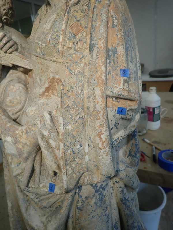 Atelier Giordani - Conservation - Restauration
Edifice – Mobilier - Sculpture – Objets d’art – Moulage –
Pierre, bois métal, polychromie et dorure - Dégagement d'une statue de Vierge à l'enfant en pierre calcaire - Pierre calcaire polychrome - - Transport aller/retour en atelier
- Dépoussiérage et nettoyage
- Etude stratigraphique avec réalisation de sondages stratigraphiques
- Consolidation du support
- Restitution des lacunes
- Scellement de la tête de la vierge
- Restitution doigt de la main gauche et des éléments de la couronne non hypothétiques
- Dégagement des surpeints par action mécanique sous lunettes binoculaires
- Refixage de la polychromie
- Retouche de polychromie et dorure