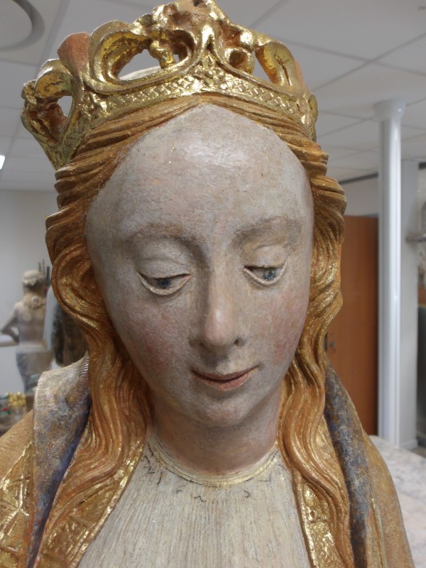 Atelier Giordani - Conservation - Restauration
Edifice – Mobilier - Sculpture – Objets d’art – Moulage –
Pierre, bois métal, polychromie et dorure - Dégagement d'une statue de Vierge à l'enfant en pierre calcaire - Pierre calcaire polychrome - - Transport aller/retour en atelier
- Dépoussiérage et nettoyage
- Etude stratigraphique avec réalisation de sondages stratigraphiques
- Consolidation du support
- Restitution des lacunes
- Scellement de la tête de la vierge
- Restitution doigt de la main gauche et des éléments de la couronne non hypothétiques
- Dégagement des surpeints par action mécanique sous lunettes binoculaires
- Refixage de la polychromie
- Retouche de polychromie et dorure