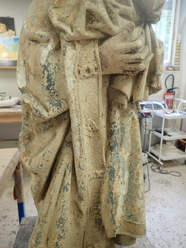 Atelier Giordani - Conservation - Restauration
Edifice – Mobilier - Sculpture – Objets d’art – Moulage –
Pierre, bois métal, polychromie et dorure - Dégagement d'une statue de Vierge à l'enfant en pierre calcaire - Pierre calcaire polychrome - - Transport aller/retour en atelier
- Dépoussiérage et nettoyage
- Etude stratigraphique avec réalisation de sondages stratigraphiques
- Consolidation du support
- Restitution des lacunes
- Scellement de la tête de la vierge
- Restitution doigt de la main gauche et des éléments de la couronne non hypothétiques
- Dégagement des surpeints par action mécanique sous lunettes binoculaires
- Refixage de la polychromie
- Retouche de polychromie et dorure