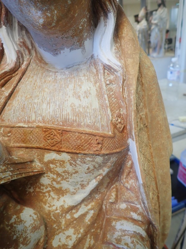 Atelier Giordani - Conservation - Restauration
Edifice – Mobilier - Sculpture – Objets d’art – Moulage –
Pierre, bois métal, polychromie et dorure - Dégagement d'une statue de Vierge à l'enfant en pierre calcaire - Pierre calcaire polychrome - - Transport aller/retour en atelier
- Dépoussiérage et nettoyage
- Etude stratigraphique avec réalisation de sondages stratigraphiques
- Consolidation du support
- Restitution des lacunes
- Scellement de la tête de la vierge
- Restitution doigt de la main gauche et des éléments de la couronne non hypothétiques
- Dégagement des surpeints par action mécanique sous lunettes binoculaires
- Refixage de la polychromie
- Retouche de polychromie et dorure