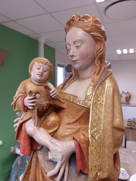 Atelier Giordani - Conservation - Restauration
Edifice – Mobilier - Sculpture – Objets d’art – Moulage –
Pierre, bois métal, polychromie et dorure - Dégagement d'une statue de Vierge à l'enfant en pierre calcaire - Pierre calcaire polychrome - - Transport aller/retour en atelier
- Dépoussiérage et nettoyage
- Etude stratigraphique avec réalisation de sondages stratigraphiques
- Consolidation du support
- Restitution des lacunes
- Scellement de la tête de la vierge
- Restitution doigt de la main gauche et des éléments de la couronne non hypothétiques
- Dégagement des surpeints par action mécanique sous lunettes binoculaires
- Refixage de la polychromie
- Retouche de polychromie et dorure
