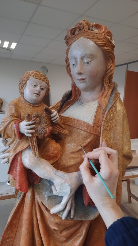 Atelier Giordani - Conservation - Restauration
Edifice – Mobilier - Sculpture – Objets d’art – Moulage –
Pierre, bois métal, polychromie et dorure - Dégagement d'une statue de Vierge à l'enfant en pierre calcaire - Pierre calcaire polychrome - - Transport aller/retour en atelier
- Dépoussiérage et nettoyage
- Etude stratigraphique avec réalisation de sondages stratigraphiques
- Consolidation du support
- Restitution des lacunes
- Scellement de la tête de la vierge
- Restitution doigt de la main gauche et des éléments de la couronne non hypothétiques
- Dégagement des surpeints par action mécanique sous lunettes binoculaires
- Refixage de la polychromie
- Retouche de polychromie et dorure