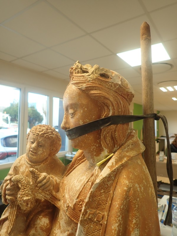 Atelier Giordani - Conservation - Restauration
Edifice – Mobilier - Sculpture – Objets d’art – Moulage –
Pierre, bois métal, polychromie et dorure - Dégagement d'une statue de Vierge à l'enfant en pierre calcaire - Pierre calcaire polychrome - - Transport aller/retour en atelier
- Dépoussiérage et nettoyage
- Etude stratigraphique avec réalisation de sondages stratigraphiques
- Consolidation du support
- Restitution des lacunes
- Scellement de la tête de la vierge
- Restitution doigt de la main gauche et des éléments de la couronne non hypothétiques
- Dégagement des surpeints par action mécanique sous lunettes binoculaires
- Refixage de la polychromie
- Retouche de polychromie et dorure