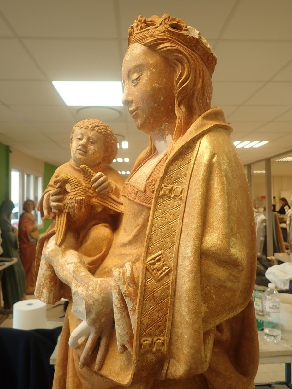 Atelier Giordani - Conservation - Restauration
Edifice – Mobilier - Sculpture – Objets d’art – Moulage –
Pierre, bois métal, polychromie et dorure - Dégagement d'une statue de Vierge à l'enfant en pierre calcaire - Pierre calcaire polychrome - - Transport aller/retour en atelier
- Dépoussiérage et nettoyage
- Etude stratigraphique avec réalisation de sondages stratigraphiques
- Consolidation du support
- Restitution des lacunes
- Scellement de la tête de la vierge
- Restitution doigt de la main gauche et des éléments de la couronne non hypothétiques
- Dégagement des surpeints par action mécanique sous lunettes binoculaires
- Refixage de la polychromie
- Retouche de polychromie et dorure