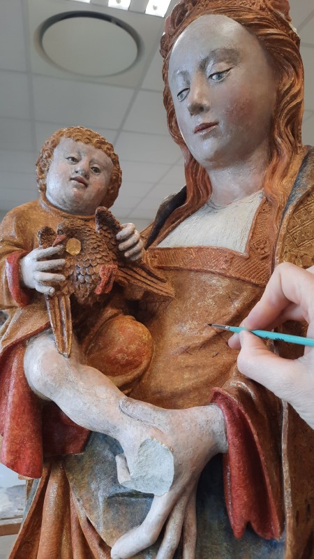Atelier Giordani - Conservation - Restauration
Edifice – Mobilier - Sculpture – Objets d’art – Moulage –
Pierre, bois métal, polychromie et dorure - Dégagement d'une statue de Vierge à l'enfant en pierre calcaire - Pierre calcaire polychrome - - Transport aller/retour en atelier
- Dépoussiérage et nettoyage
- Etude stratigraphique avec réalisation de sondages stratigraphiques
- Consolidation du support
- Restitution des lacunes
- Scellement de la tête de la vierge
- Restitution doigt de la main gauche et des éléments de la couronne non hypothétiques
- Dégagement des surpeints par action mécanique sous lunettes binoculaires
- Refixage de la polychromie
- Retouche de polychromie et dorure