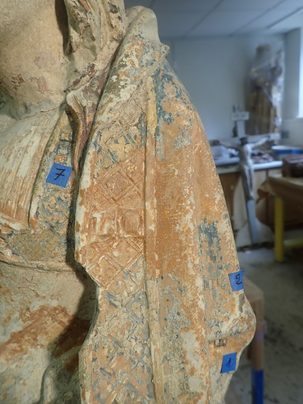Atelier Giordani - Conservation - Restauration
Edifice – Mobilier - Sculpture – Objets d’art – Moulage –
Pierre, bois métal, polychromie et dorure - Dégagement d'une statue de Vierge à l'enfant en pierre calcaire - Pierre calcaire polychrome - - Transport aller/retour en atelier
- Dépoussiérage et nettoyage
- Etude stratigraphique avec réalisation de sondages stratigraphiques
- Consolidation du support
- Restitution des lacunes
- Scellement de la tête de la vierge
- Restitution doigt de la main gauche et des éléments de la couronne non hypothétiques
- Dégagement des surpeints par action mécanique sous lunettes binoculaires
- Refixage de la polychromie
- Retouche de polychromie et dorure