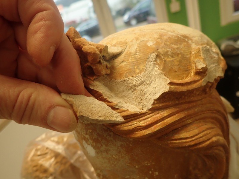 Atelier Giordani - Conservation - Restauration
Edifice – Mobilier - Sculpture – Objets d’art – Moulage –
Pierre, bois métal, polychromie et dorure - Dégagement d'une statue de Vierge à l'enfant en pierre calcaire - Pierre calcaire polychrome - - Transport aller/retour en atelier
- Dépoussiérage et nettoyage
- Etude stratigraphique avec réalisation de sondages stratigraphiques
- Consolidation du support
- Restitution des lacunes
- Scellement de la tête de la vierge
- Restitution doigt de la main gauche et des éléments de la couronne non hypothétiques
- Dégagement des surpeints par action mécanique sous lunettes binoculaires
- Refixage de la polychromie
- Retouche de polychromie et dorure
