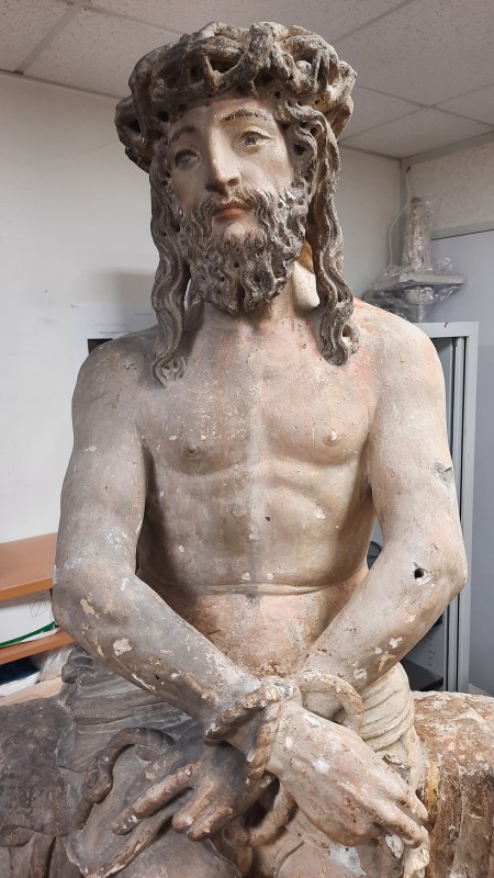 Atelier Giordani - Conservation - Restauration
Edifice – Mobilier - Sculpture – Objets d’art – Moulage –
Pierre, bois métal, polychromie et dorure - Dégagement et conservation de la statue de l'Ecce Homo - Pierre polychrome - Dépose et transfert en atelier avec repose
Application de facings de maintien
Dépoussiérage sous aspiration contrôlée et nettoyage 
Refixage de polychromie
Sondages stratigraphiques
Dégagement de polychromie par clivage manuel au scalpel et sous lunettes binoculaires
Dessalement de la partie basse par application de compresses en pulpe de cellulose
Consolidation de la pierre au dos de la statue par application de silicate d’éthyle dans les cassures et zones basses
Comblement des lacunes et traitement de surface par application d’un mastique. 
Retouches chromatiques et reprises colorées surfaciques
Application à l’aérosol d’un vernis de protection