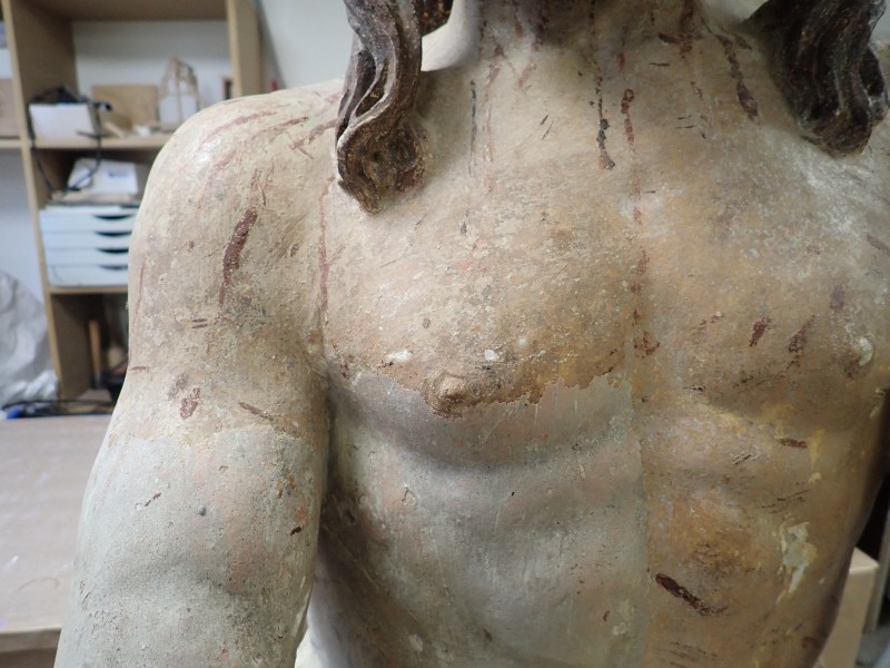 Atelier Giordani - Conservation - Restauration
Edifice – Mobilier - Sculpture – Objets d’art – Moulage –
Pierre, bois métal, polychromie et dorure - Dégagement et conservation de la statue de l'Ecce Homo - Pierre polychrome - Dépose et transfert en atelier avec repose
Application de facings de maintien
Dépoussiérage sous aspiration contrôlée et nettoyage 
Refixage de polychromie
Sondages stratigraphiques
Dégagement de polychromie par clivage manuel au scalpel et sous lunettes binoculaires
Dessalement de la partie basse par application de compresses en pulpe de cellulose
Consolidation de la pierre au dos de la statue par application de silicate d’éthyle dans les cassures et zones basses
Comblement des lacunes et traitement de surface par application d’un mastique. 
Retouches chromatiques et reprises colorées surfaciques
Application à l’aérosol d’un vernis de protection