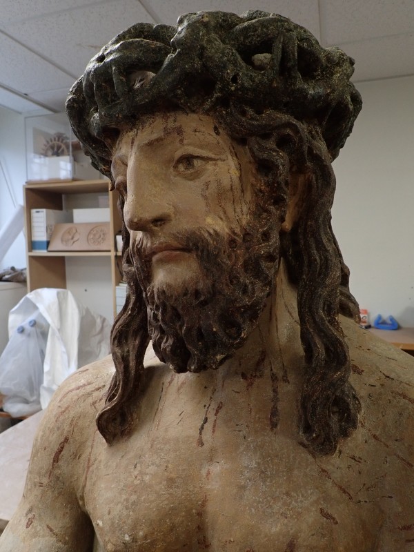 Atelier Giordani - Conservation - Restauration
Edifice – Mobilier - Sculpture – Objets d’art – Moulage –
Pierre, bois métal, polychromie et dorure - Dégagement et conservation de la statue de l'Ecce Homo - Pierre polychrome - Dépose et transfert en atelier avec repose
Application de facings de maintien
Dépoussiérage sous aspiration contrôlée et nettoyage 
Refixage de polychromie
Sondages stratigraphiques
Dégagement de polychromie par clivage manuel au scalpel et sous lunettes binoculaires
Dessalement de la partie basse par application de compresses en pulpe de cellulose
Consolidation de la pierre au dos de la statue par application de silicate d’éthyle dans les cassures et zones basses
Comblement des lacunes et traitement de surface par application d’un mastique. 
Retouches chromatiques et reprises colorées surfaciques
Application à l’aérosol d’un vernis de protection