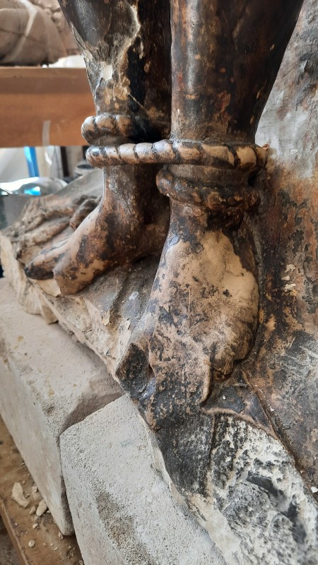 Atelier Giordani - Conservation - Restauration
Edifice – Mobilier - Sculpture – Objets d’art – Moulage –
Pierre, bois métal, polychromie et dorure - Dégagement et conservation de la statue de l'Ecce Homo - Pierre polychrome - Dépose et transfert en atelier avec repose
Application de facings de maintien
Dépoussiérage sous aspiration contrôlée et nettoyage 
Refixage de polychromie
Sondages stratigraphiques
Dégagement de polychromie par clivage manuel au scalpel et sous lunettes binoculaires
Dessalement de la partie basse par application de compresses en pulpe de cellulose
Consolidation de la pierre au dos de la statue par application de silicate d’éthyle dans les cassures et zones basses
Comblement des lacunes et traitement de surface par application d’un mastique. 
Retouches chromatiques et reprises colorées surfaciques
Application à l’aérosol d’un vernis de protection