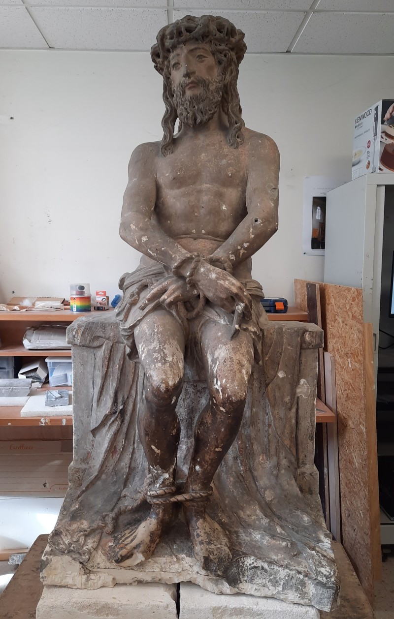 Atelier Giordani - Conservation - Restauration
Edifice – Mobilier - Sculpture – Objets d’art – Moulage –
Pierre, bois métal, polychromie et dorure - Dégagement et conservation de la statue de l'Ecce Homo - Pierre polychrome - Dépose et transfert en atelier avec repose
Application de facings de maintien
Dépoussiérage sous aspiration contrôlée et nettoyage 
Refixage de polychromie
Sondages stratigraphiques
Dégagement de polychromie par clivage manuel au scalpel et sous lunettes binoculaires
Dessalement de la partie basse par application de compresses en pulpe de cellulose
Consolidation de la pierre au dos de la statue par application de silicate d’éthyle dans les cassures et zones basses
Comblement des lacunes et traitement de surface par application d’un mastique. 
Retouches chromatiques et reprises colorées surfaciques
Application à l’aérosol d’un vernis de protection
